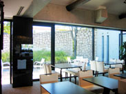 中庭のあるレストラン