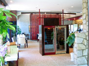 広々とした店内のワインセラー