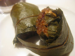 豚肉ともち米のハスの葉包み蒸し