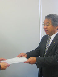 ワインショップしんじ　店主