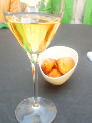 グージェと一緒に試飲中