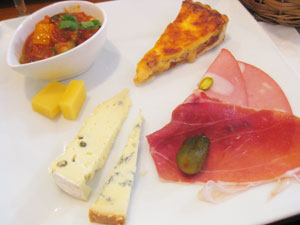 チーズと前菜の盛り合わせ
